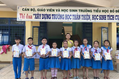 Tập thể khối 3 phát thưởng trong năm học 2020-2021