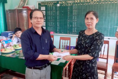 Chia tay giáo viên về hưu và chuyển công tác.