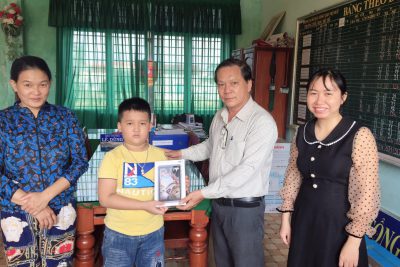 Trao quà từ “ chương trình Sóng và máy tính cho em”